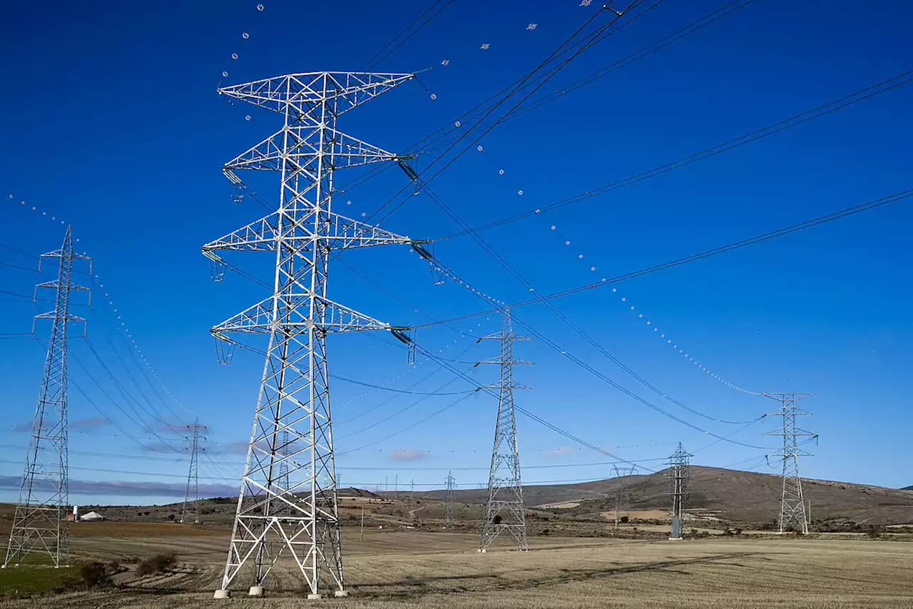 El precio de la luz baja este domingo un 39%, hasta los 74,75 euros/MWh