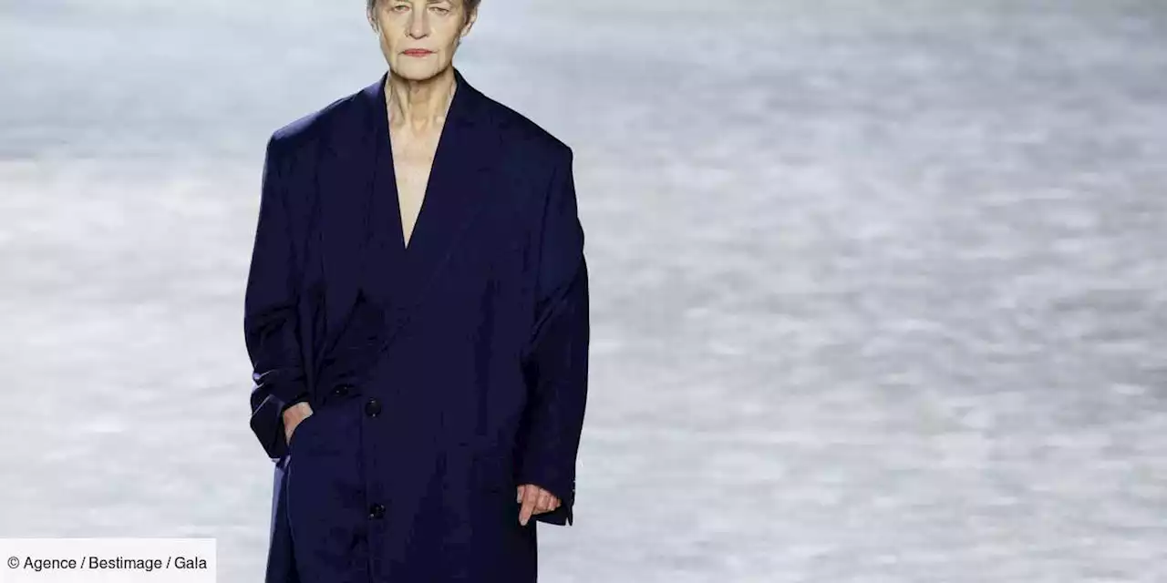 PHOTOS – Charlotte Rampling fête ses 77 ans : retour sur son style androgyne et minimaliste - Gala