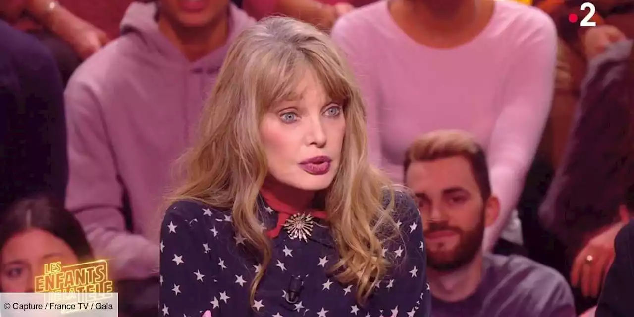 VIDÉO – Arielle Dombasle : son énorme bourde face à Pierre Arditi a beaucoup amusé - Gala