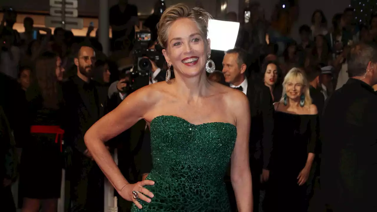 Sharon Stone flirte avec la tendance Barbiecore dans un blazer rose au maxi décolleté et un pantalon à volants