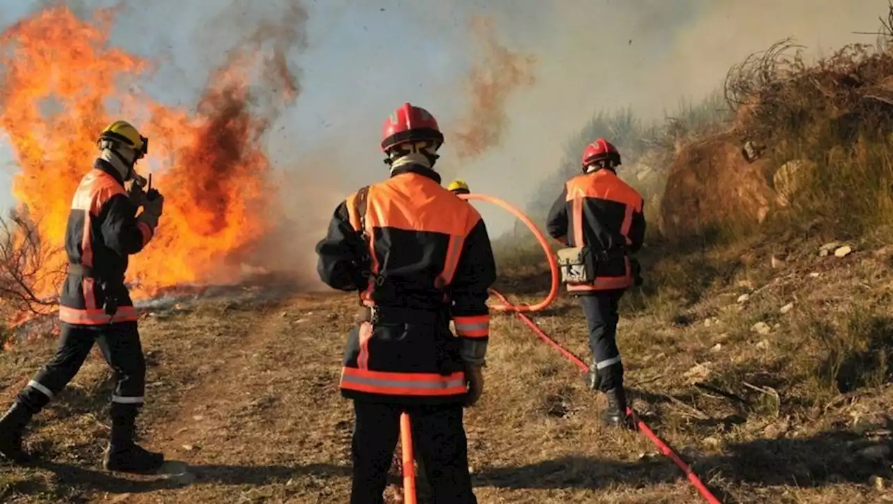 Attisé par le vent, un violent incendie est en cours près de Perpignan : une centaine de pompiers mobilisés et un mas évacué