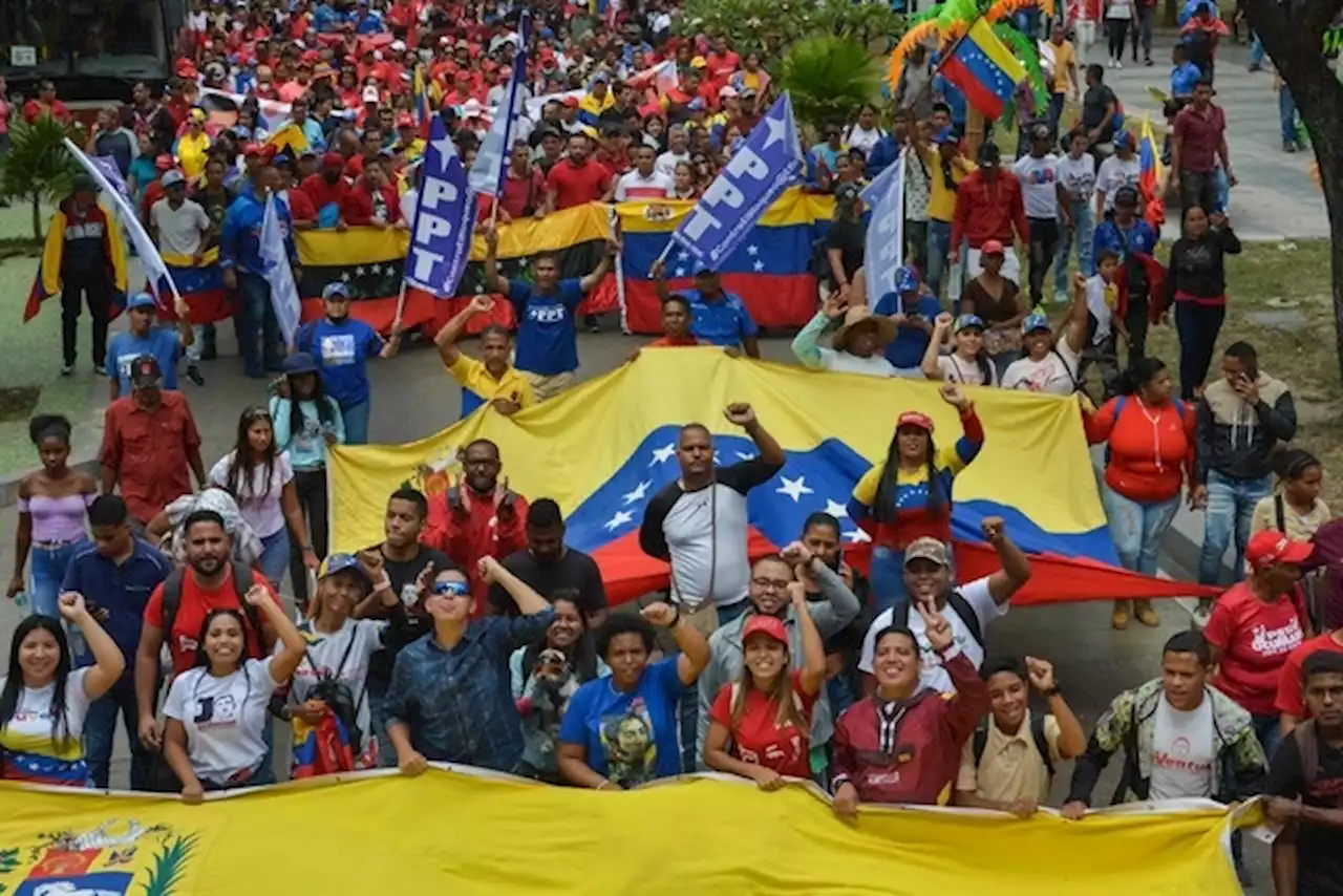 Marchan miles en Venezuela en respaldo a la revolución bolivariana