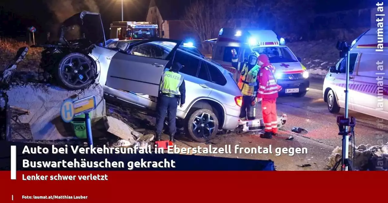 Auto bei Verkehrsunfall in Eberstalzell frontal gegen Buswartehäuschen gekracht | laumat|at