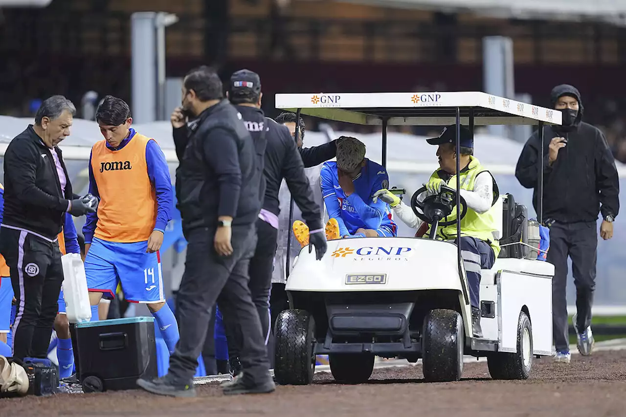 Carlos Vargas debuta con Cruz Azul y sale lesionado entre lágrimas