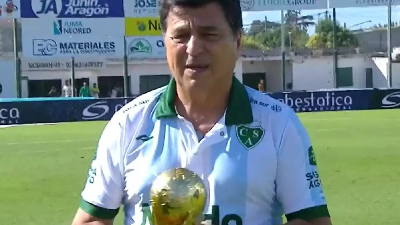 Daniel Passarella fue homenajeado como único bicampeón mundial antes de Sarmiento-Barracas