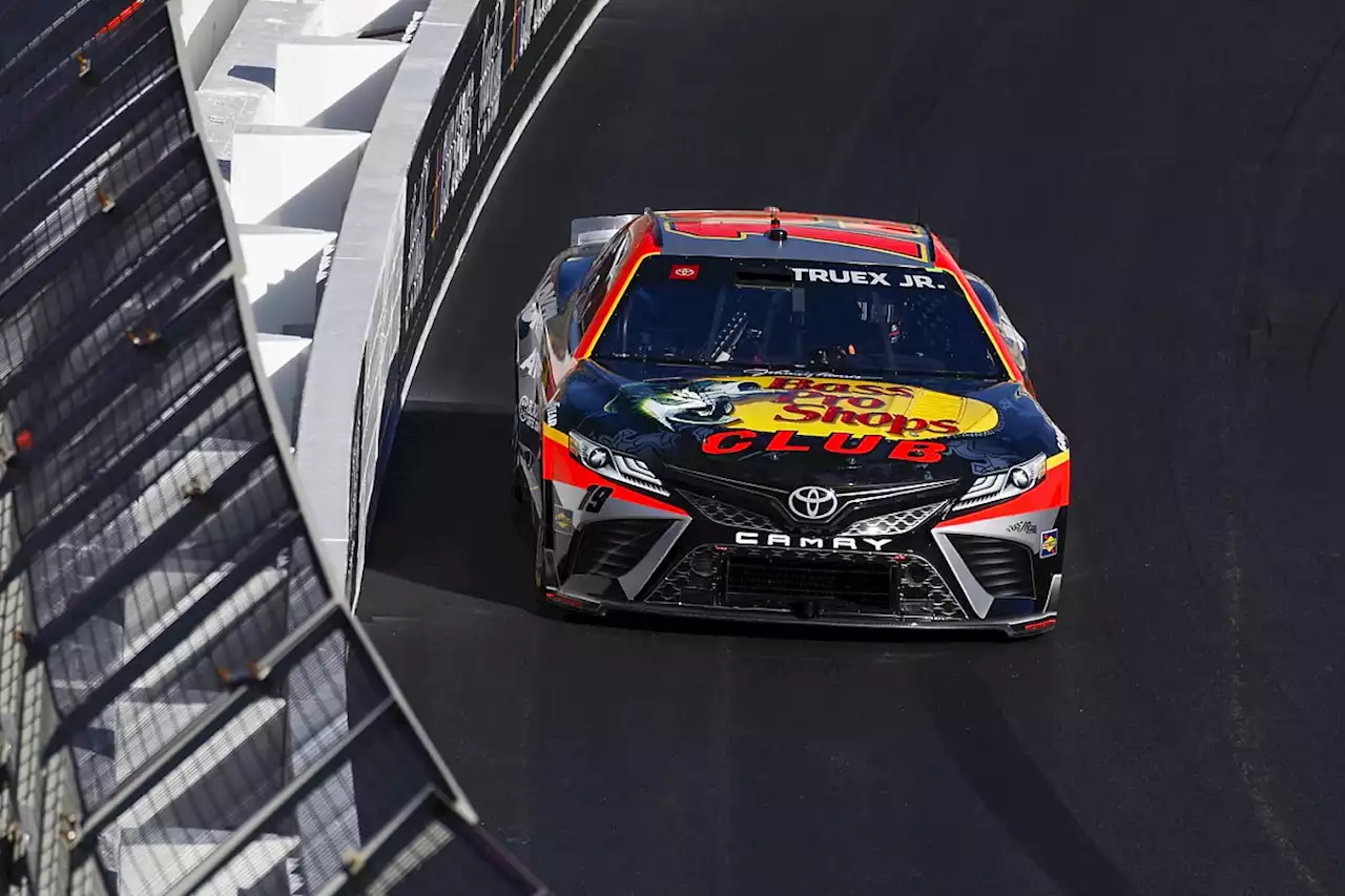 Martin Truex Jr. fastest in hectic Clash practice in Los Angeles