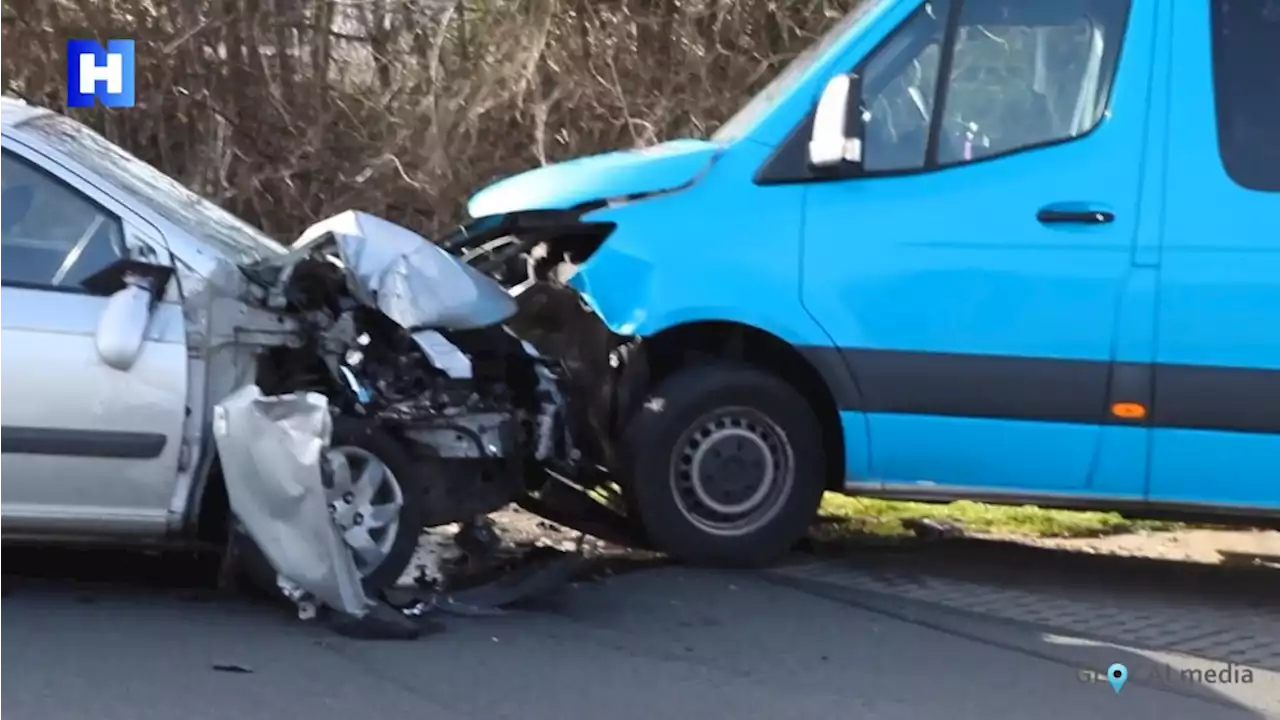 Frontale botsing tussen personenauto en Texelhopper, meerdere gewonden naar het ziekenhuis