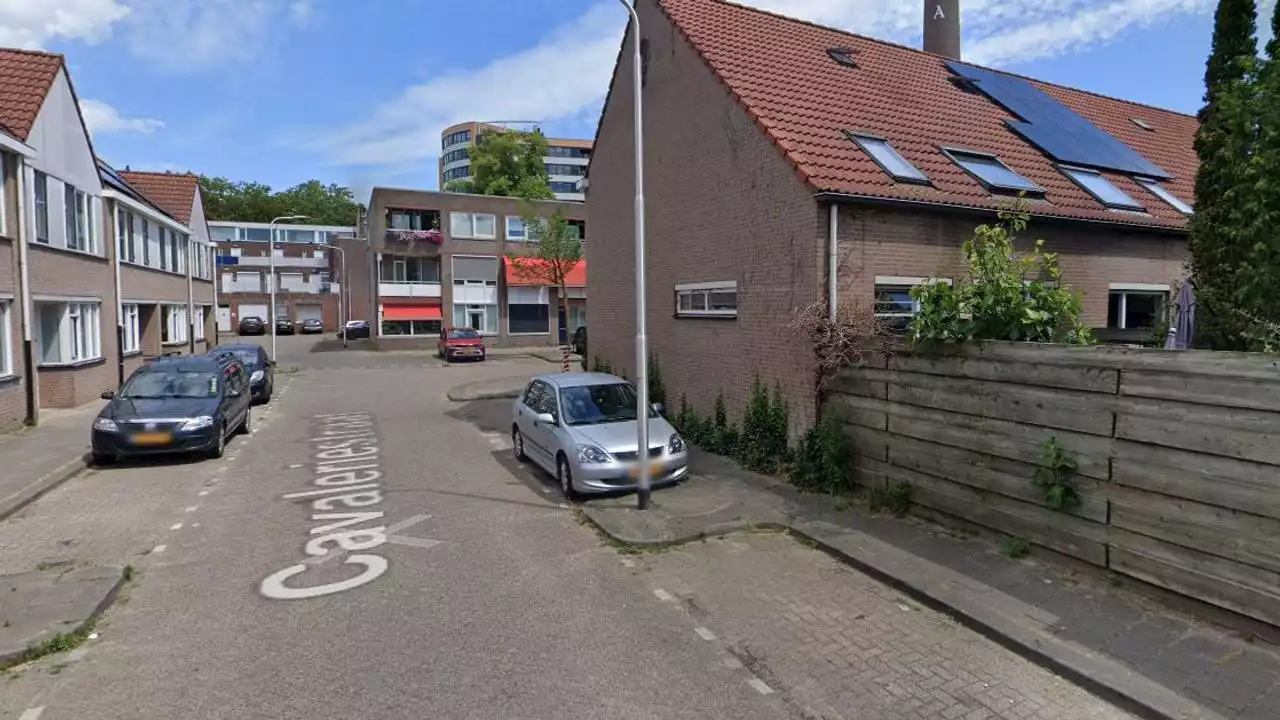 Straatrover slaat vrouw (53) knock-out en steelt tas