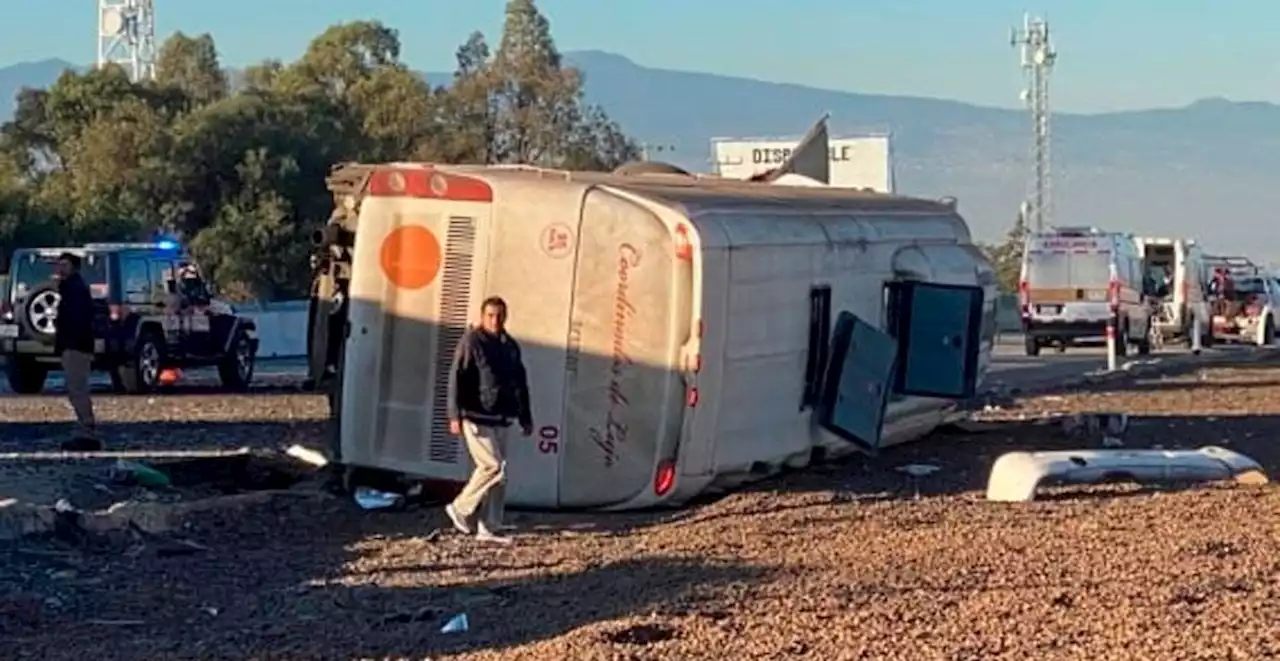 Volcadura de camión de peregrinos a CDMX deja 3 muertos y 25 heridos