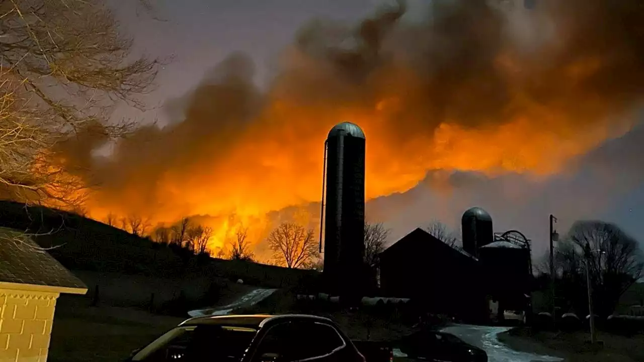 Desalojan población en Ohio tras descarrillamiento de tren y fuerte incendio (Videos)