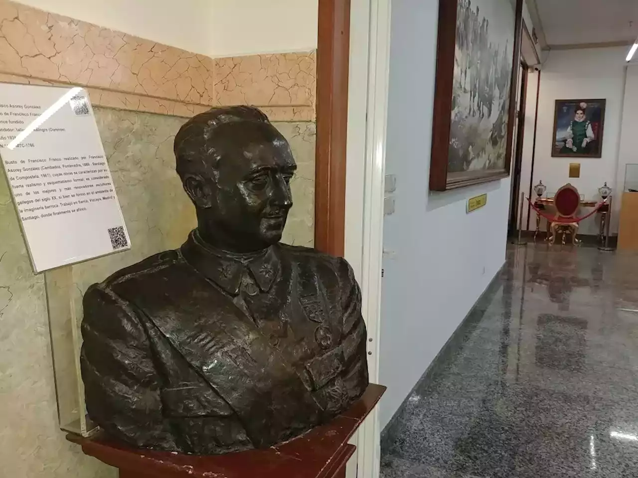 El Museo Militar de A Coruña sigue honrando a Franco con un busto y un retrato entre reyes y héroes de guerra