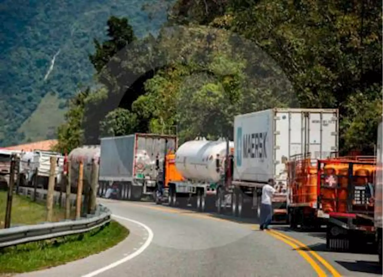 Bloqueos en vías tienen a camioneros viendo un chispero; piden soluciones a Petro - Pulzo