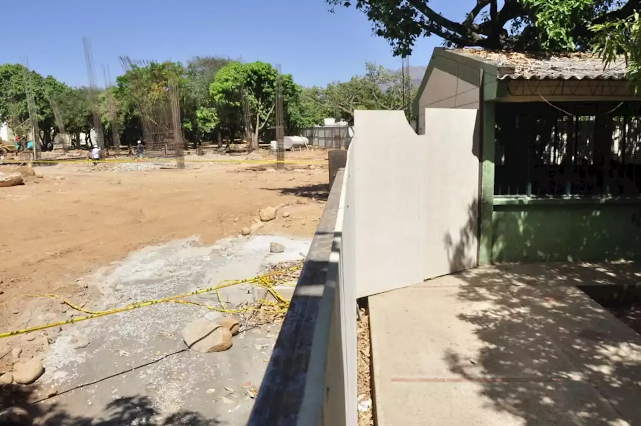 En colegio de Valledupar, los estudiantes reciben clases al lado de una retroexcavadora - Pulzo