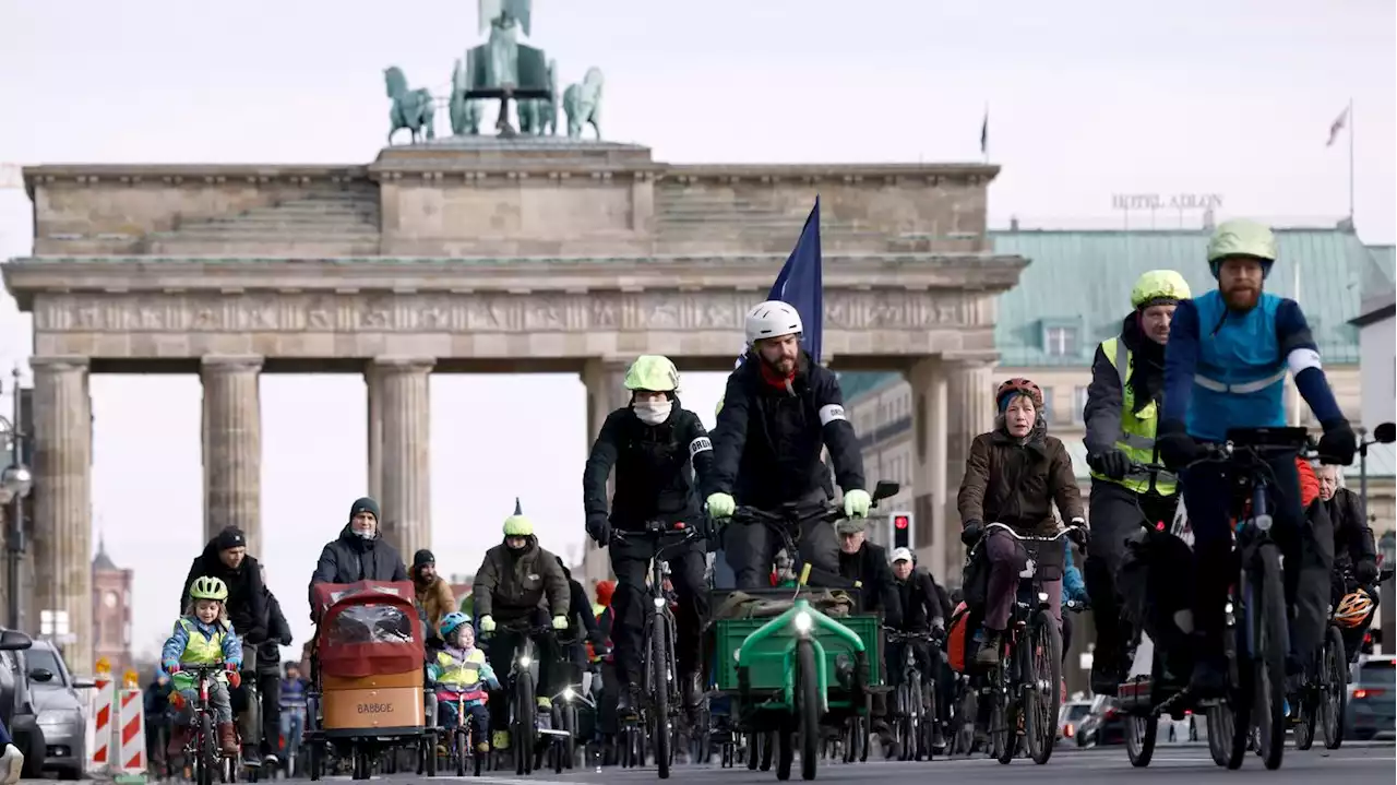 Für schnelle Verkehrswende: Zahlreiche Menschen bei Fahrrad-Demo quer durch Berlin