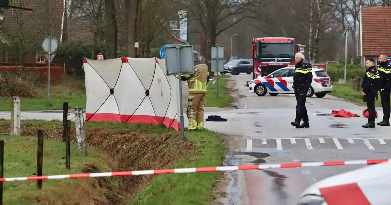 Levenloos lichaam aangetroffen in sloot Saasveld: politie bezig met onderzoek