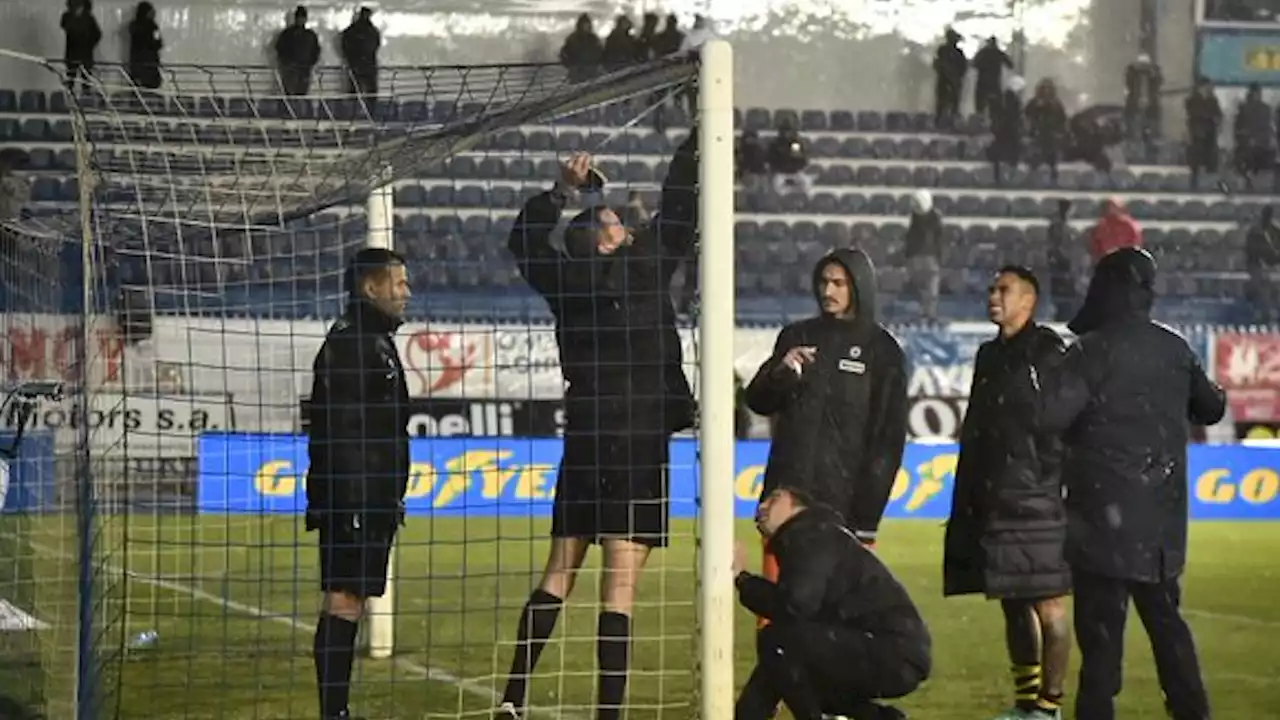 Juego de AEK Atenas de Orbelín Pineda es suspendido por diferencia de altura en porterías