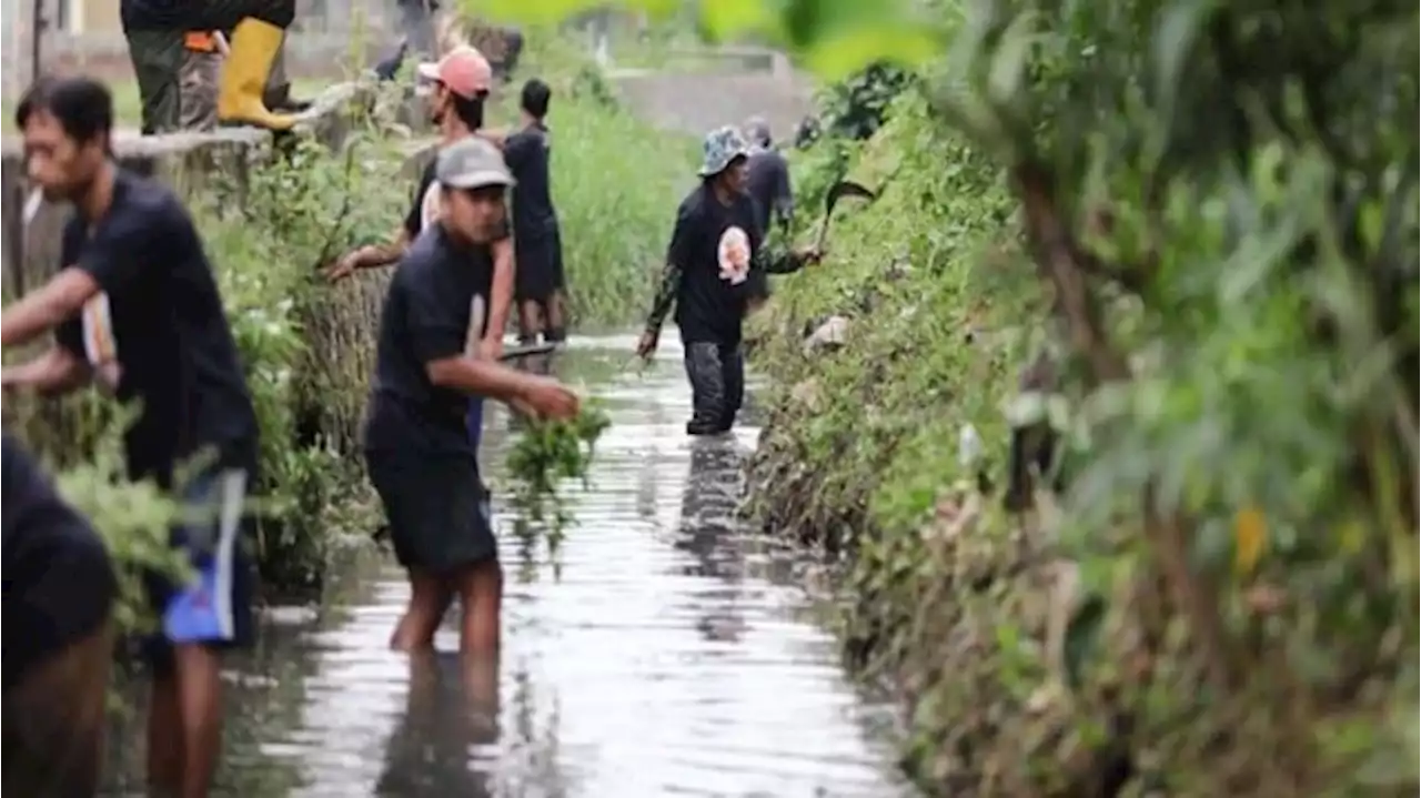 Kompaknya Relawan Ganjar dan Warga di Jabar Cegah Banjir