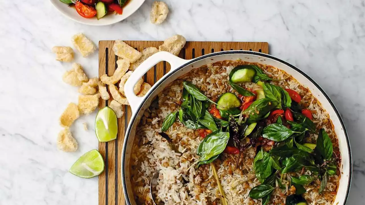 kokos-reis-larb mit thai-basilikum und tomaten-gurken-salat