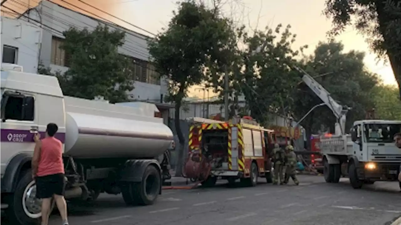 Un incendio destruyó decenas de locales de una feria en Mendoza