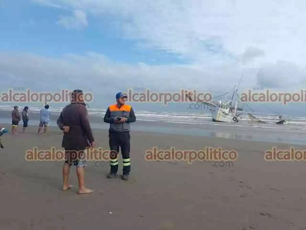 Fuertes vientos hacen encallar a barco camaronero en playa de Pilapillo, Tatahuicapan