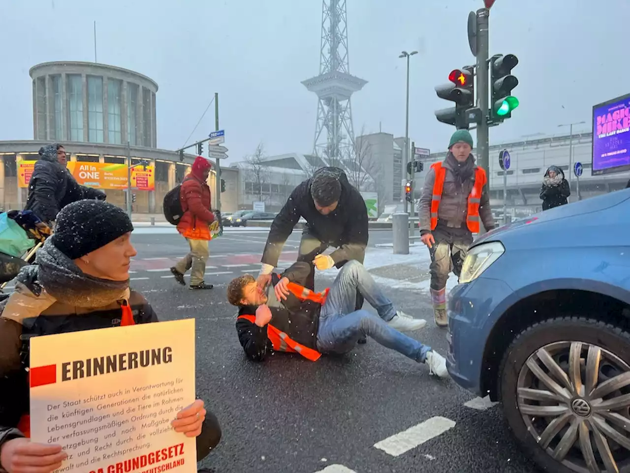 Letzte Generation blockiert Verkehr an drei Orten in Berlin – Autofahrer wütend