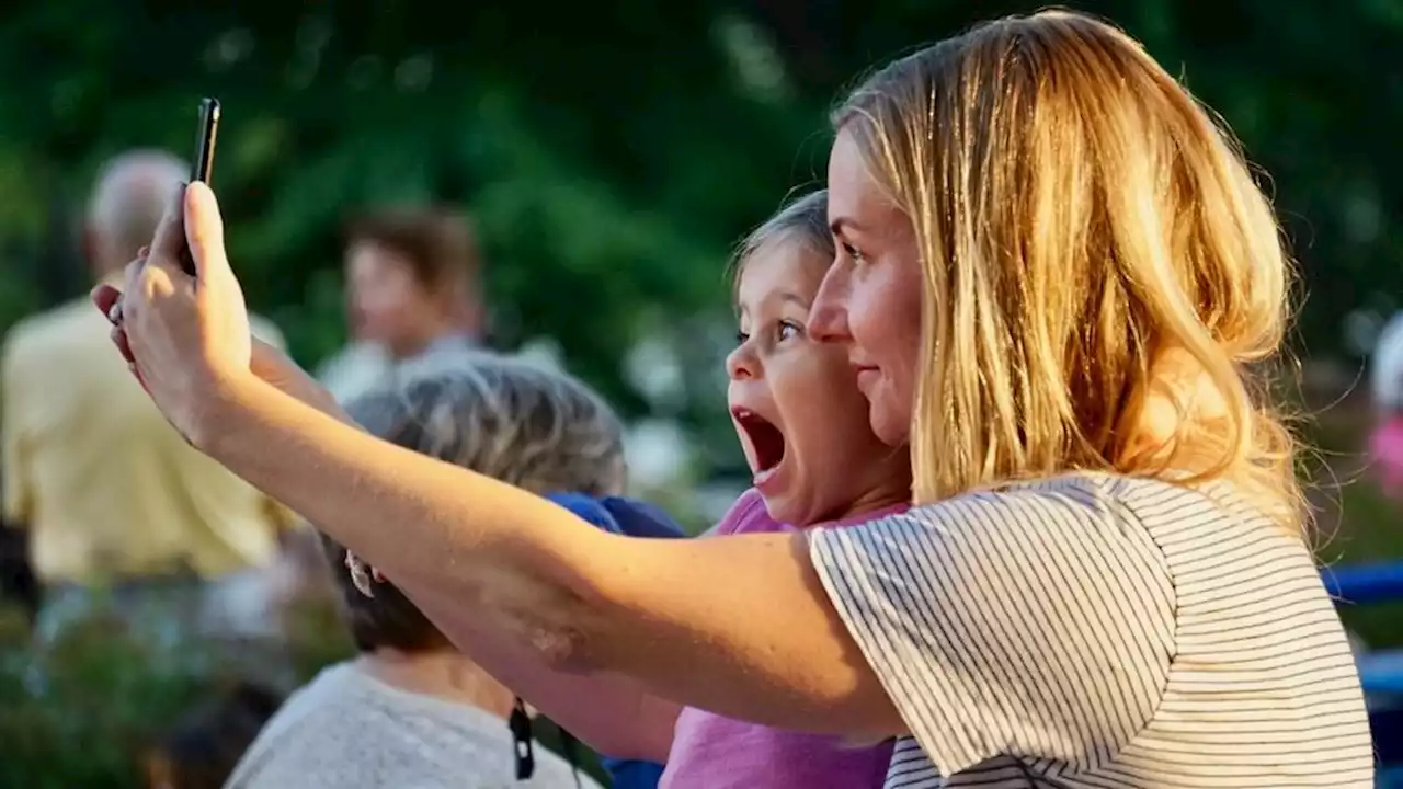 Réseaux sociaux : 53% des parents français partagent des photos de leurs enfants