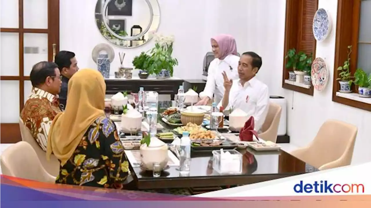 Momen Jokowi dan Ibu Iriana Ajak Para Pengawal Makan Bersama