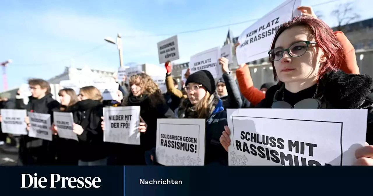 AKS und SJ protestieren gegen Waldhäusl vor FPÖ-Zentrale