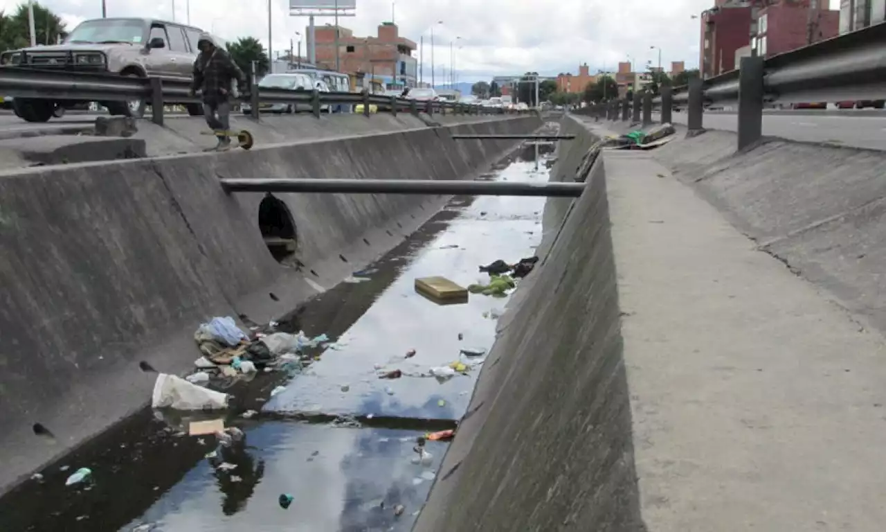 Hallan otro cadáver en Bogotá: en la mitad de un caño yacía un hombre sin vida