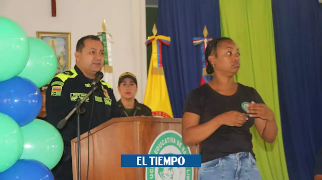 Con señas, Policía le pone inclusión a lucha contra acoso en colegios de Cali