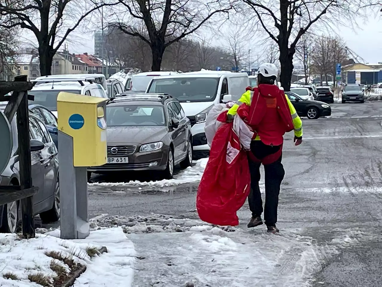 Två personer hoppade fallskärm från Karlatornet