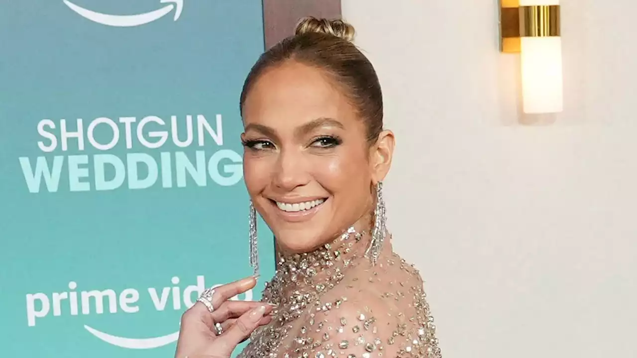 Jennifer Lopez, 53 ans, époustouflante avec une robe fendue et transparente au décolleté vertigineux