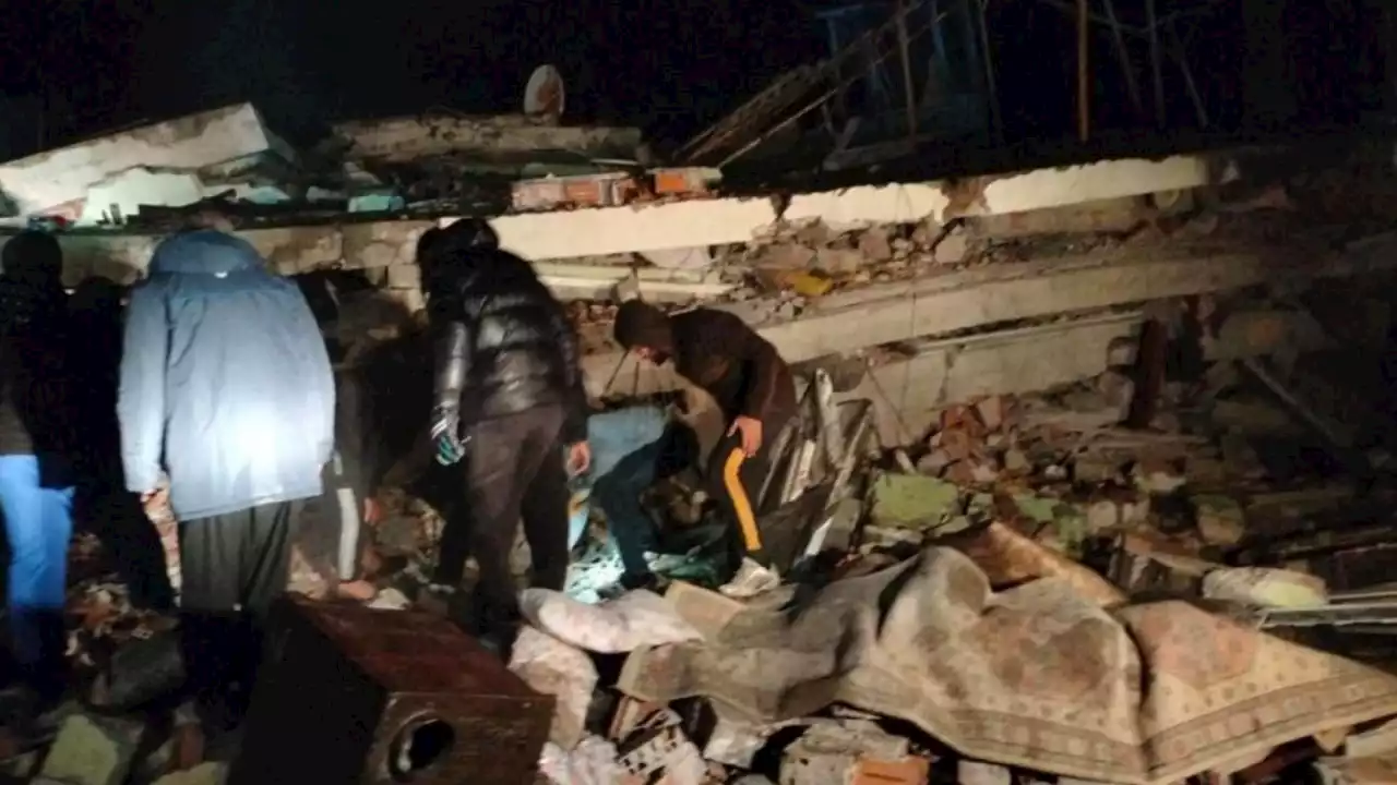 Personas atrapadas en los escombros piden ayuda: los impactantes videos del devastador terremoto en Turquía