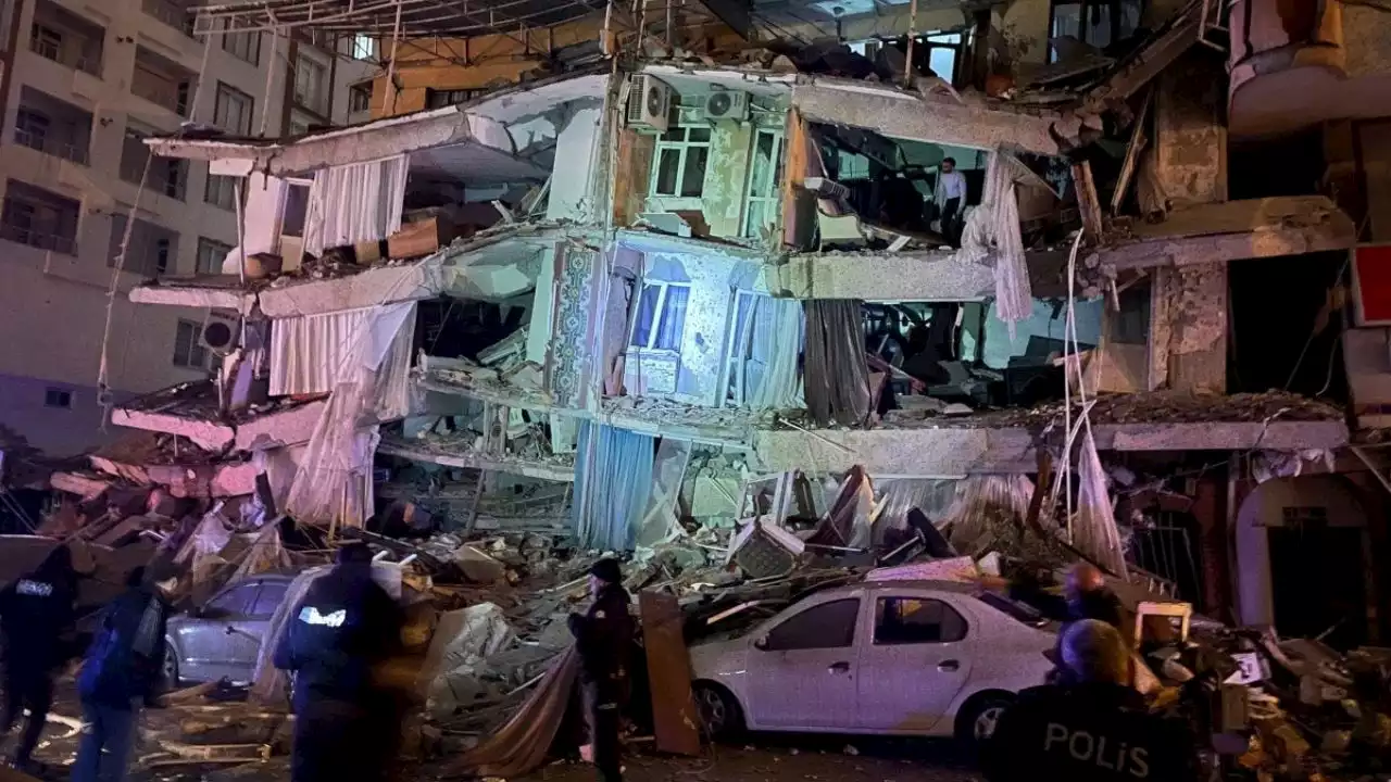 VIDEO | Terremoto magnitud 7.8 devasta Turquía: hay varias personas atrapadas