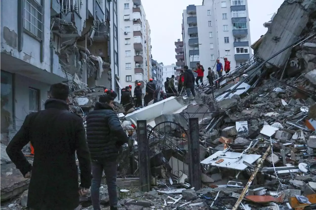 Internationale Hilfen angekündigt: Mehr als 1.400 Tote und erneutes Beben in der Türkei - idowa