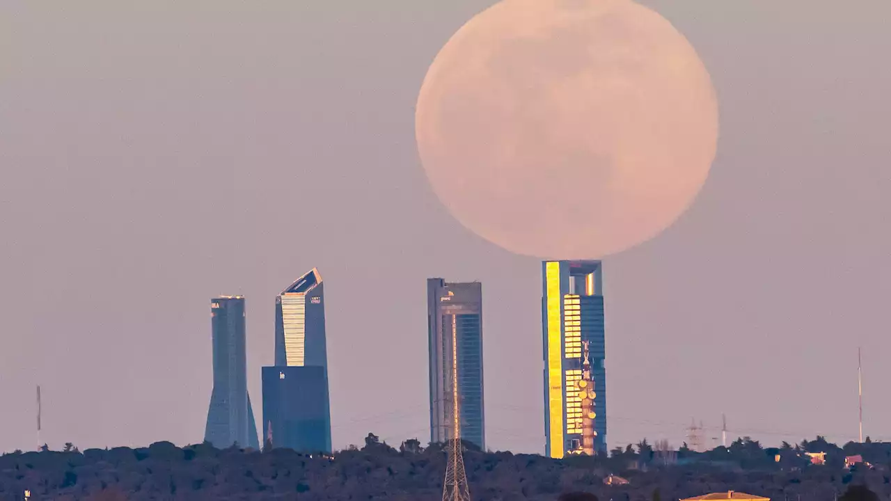 La Luna de Nieve ilumina los cielos en todo el mundo