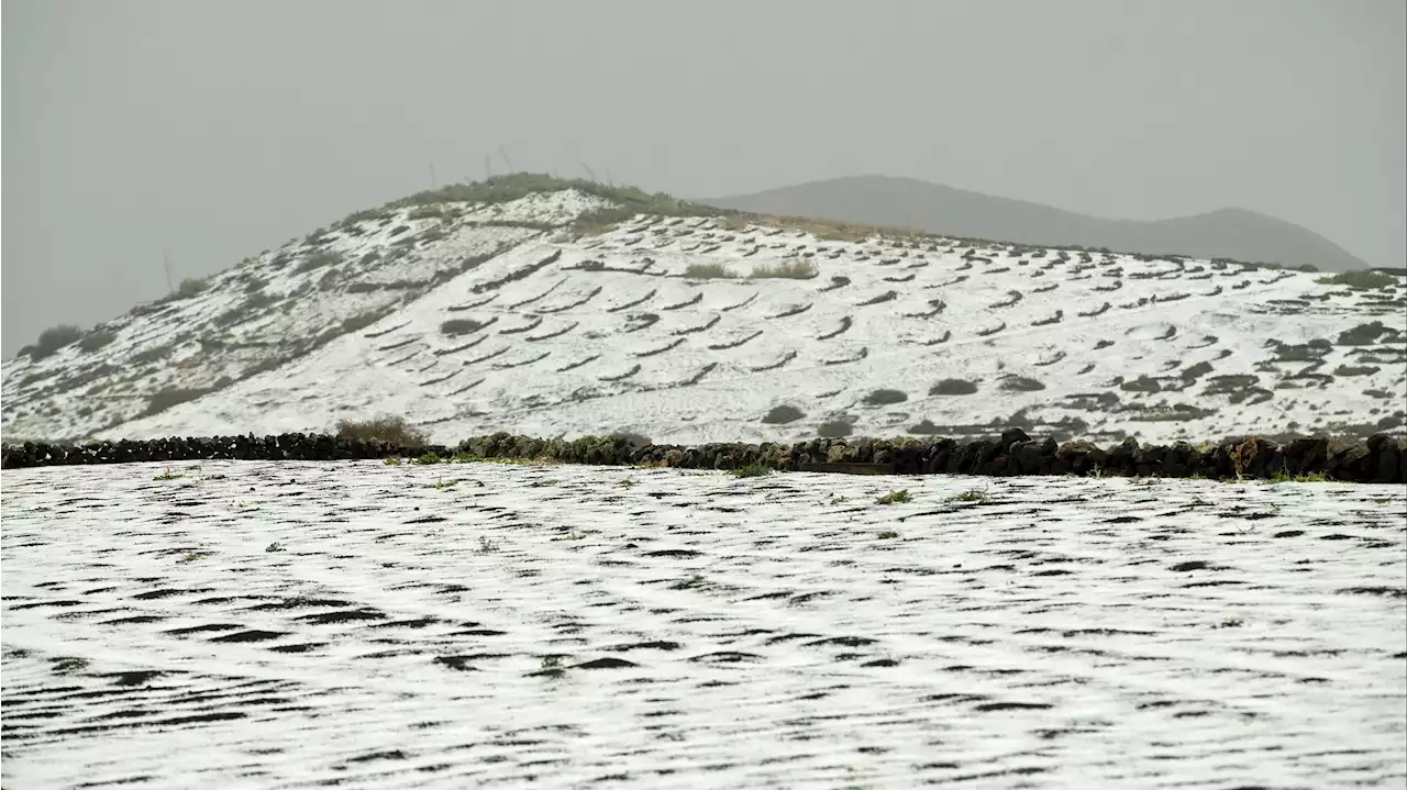 La nieve y el granizo cubren de blanco las islas Canarias