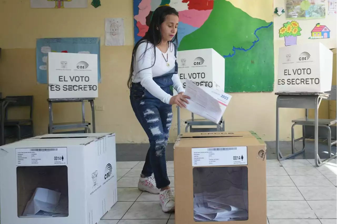 Cierran urnas en Ecuador con reportes de caída del voto en el exterior