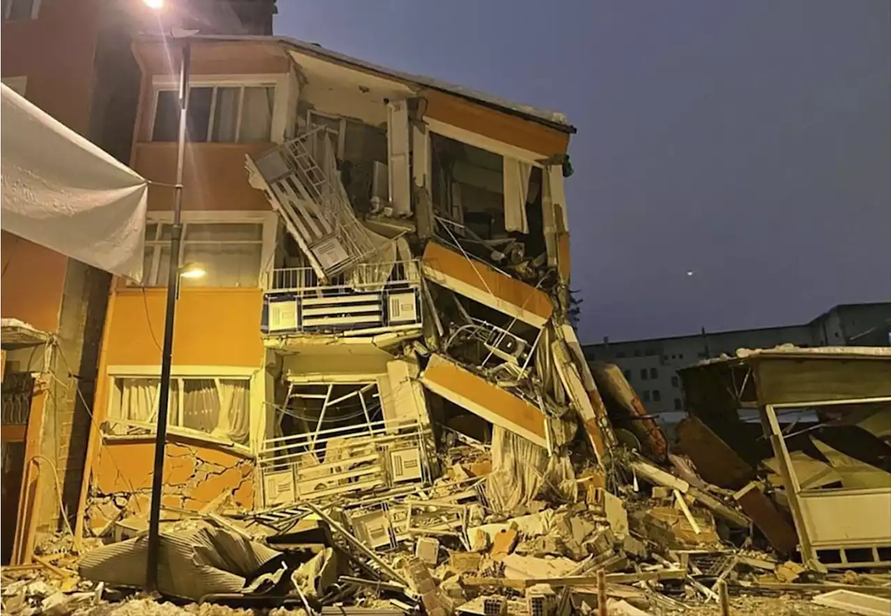 Se eleva número de muertos tras sismo con epicentro en Turquía