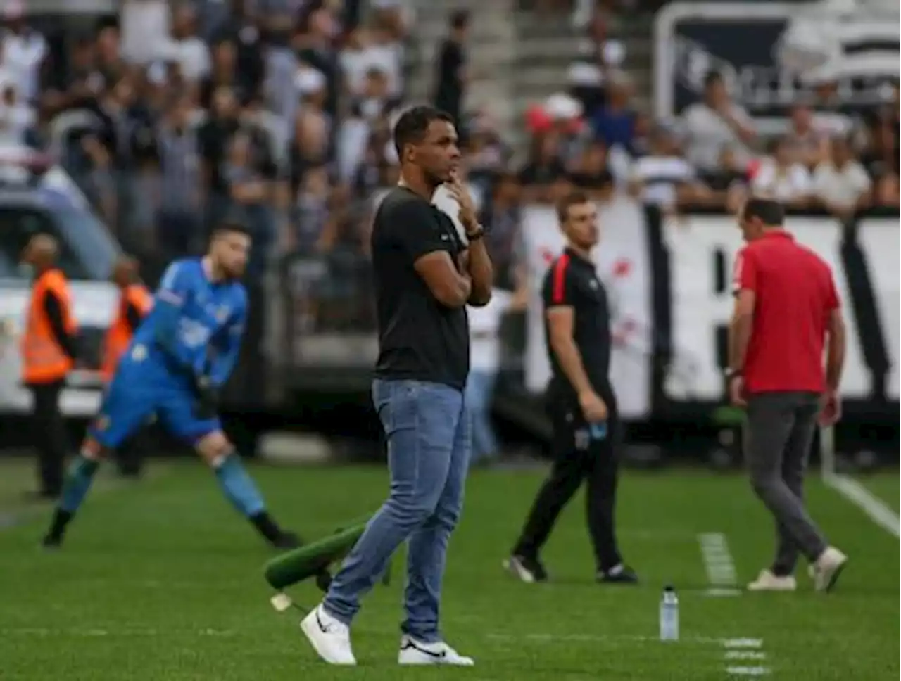 ANÁLISE: Corinthians vai ganhando a cara de Fernando Lázaro, e isso é bom