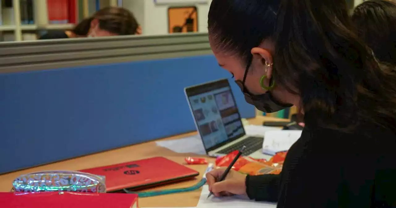 « En six années d’études supérieures, j’ai dû faire cinq demandes de titres de séjour »