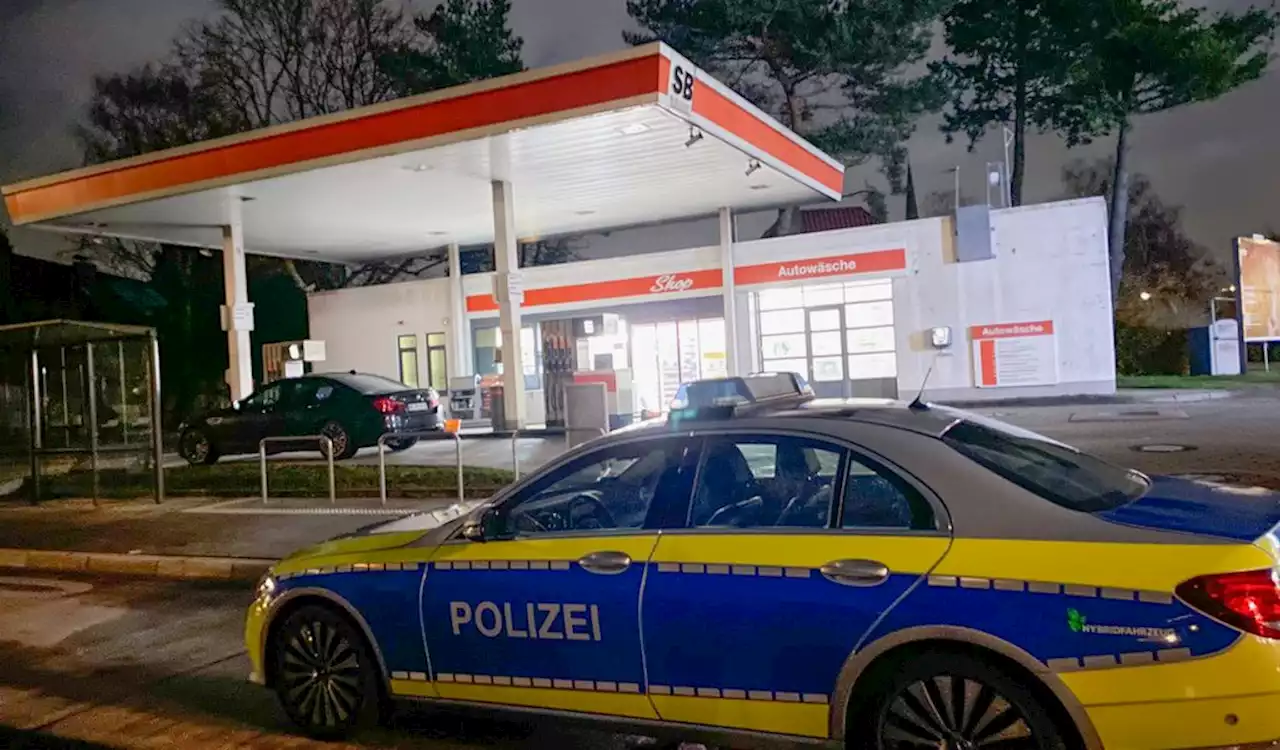 Maskierter Mann stürmt mit Messer in Tankstelle – Verkäuferin flieht