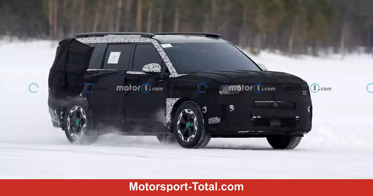 Hyundai Santa Fe (2024) schwer getarnt bei Wintertests erwischt