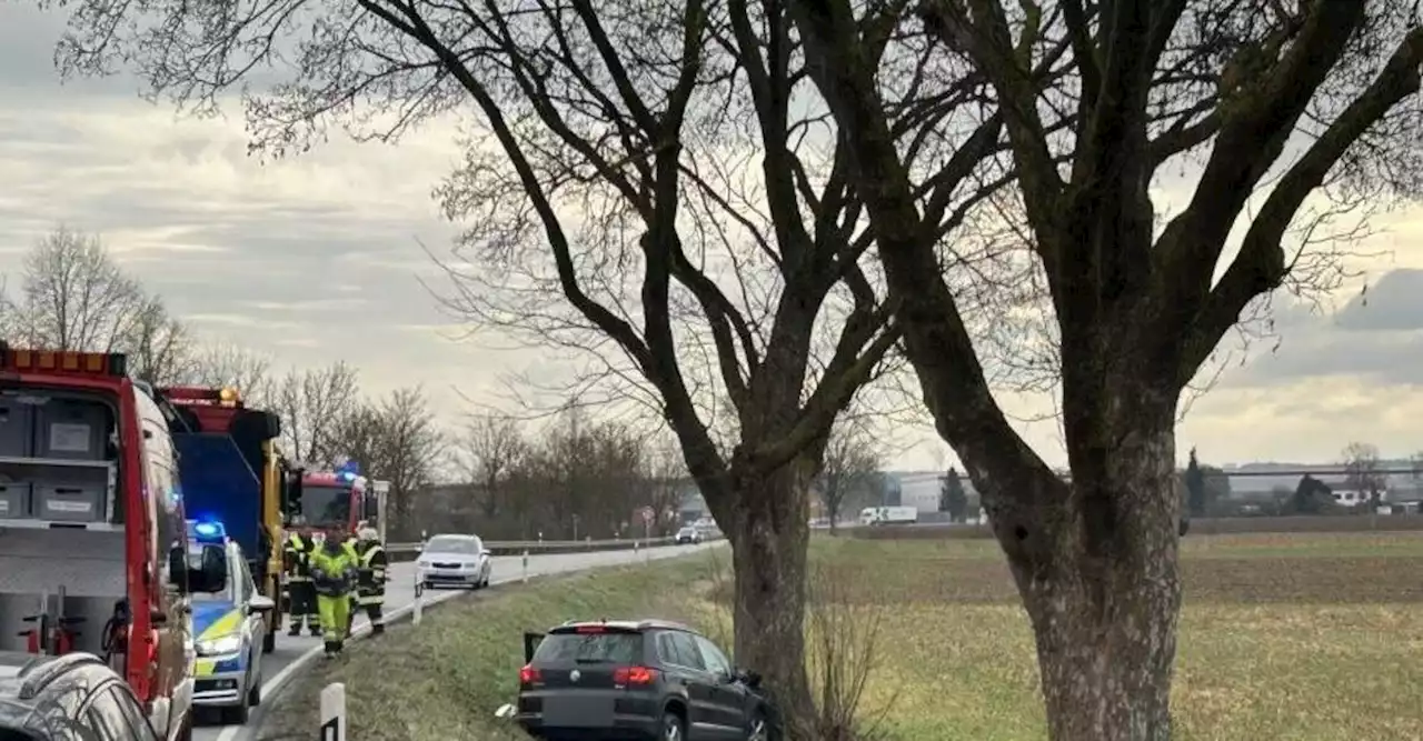 Auto prallt bei Obertraubling gegen Baum: Ehepaar mittelschwer verletzt