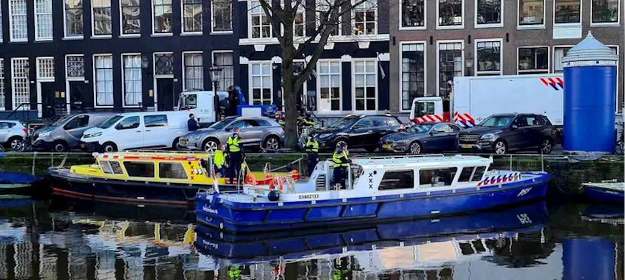 Lichaam aangetroffen in water Keizersgracht, politie doet onderzoek