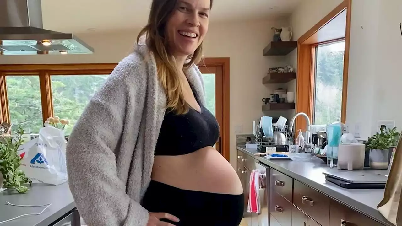 Hilary Swank präsentiert stolz ihre Zwillingsbabykugel!