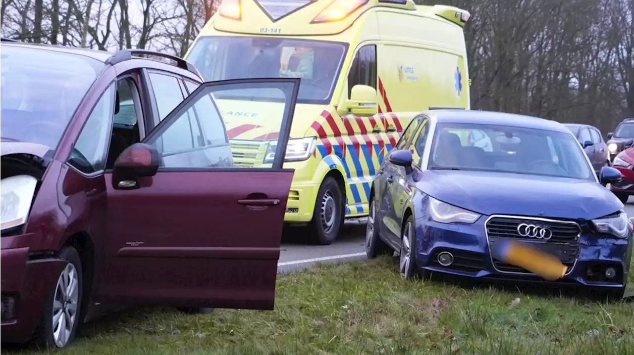 Twee gewonden bij botsing op Rondweg Emmen