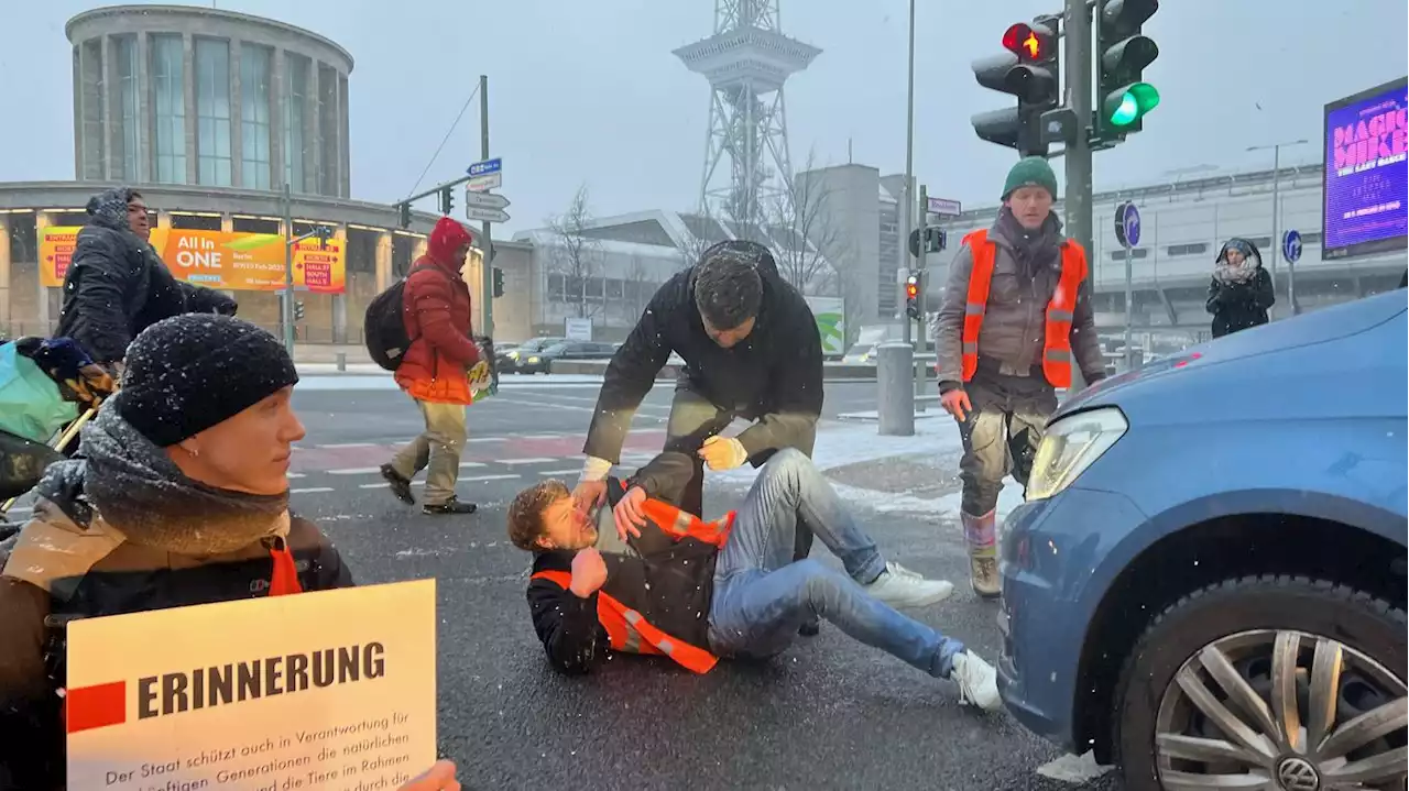 Klimaaktivisten kleben sich wieder fest: „Letzte Generation“ blockiert Verkehr im Berliner Westen