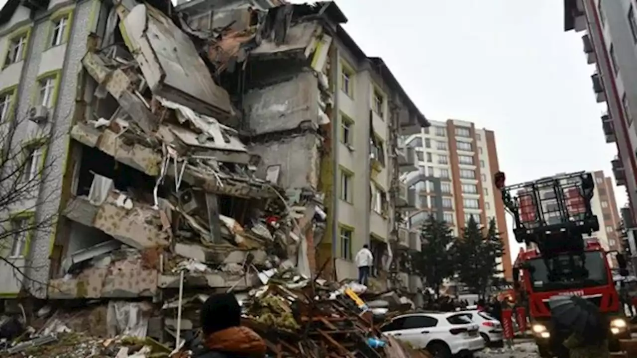 Más de 600 muertos por un devastador terremoto de 7,8 de magnitud en Turquía y Siria