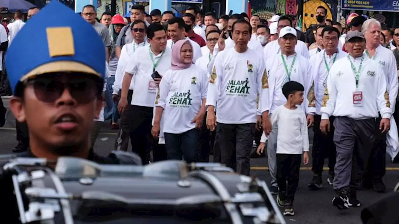 Iriana Jokowi Ajak Pengawal Makan Malam Bersama Usai Diguyur Hujan